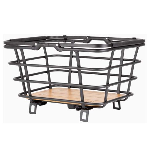 Cykelkorg Atran Velo Epic Shopper 23 L, AVS är en svart cykelkorg i metall med horisontella stänger, en träbas och fästen för bottenmontering. Visas mot en vit bakgrund.