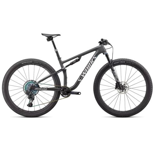 En mattsvart heldämpad mountainbike med stora hjul, rakt styre och "S-Works"-märke på ramen, visad i profil mot en vit bakgrund.
