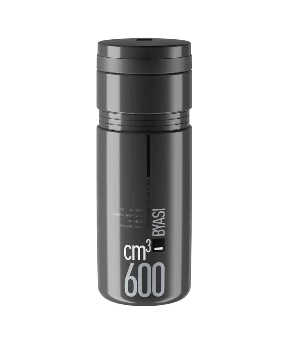 Elite-Storage-Bottle-Byasi-Dark-Grey.jpg En grå cylinderformad behållare märkt "Förvaringsflaska Elite Byasi Grå, cm³ 600" med skruvlock och med liten text om att den är en verktygshållare, tvättbar, säker, hållbar och vattentät.