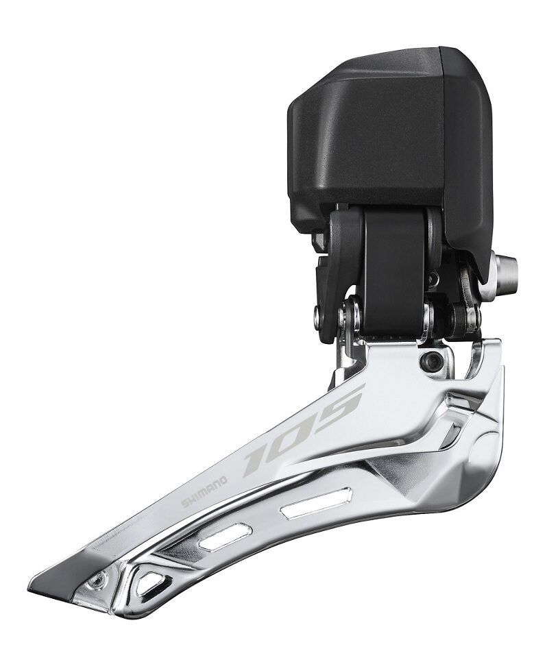 FD-R7150-framvaxel-e1667323566611.jpg Detaljerad bild av en Shimano 105 Di2 FD-R7150 framväxel. Kromdetaljer framträder i studioljuset, framhäver konstruktionen och Shimano 105-logotypen. Komponenterna är skarpt återgivna mot en ren, vit bakgrund.
