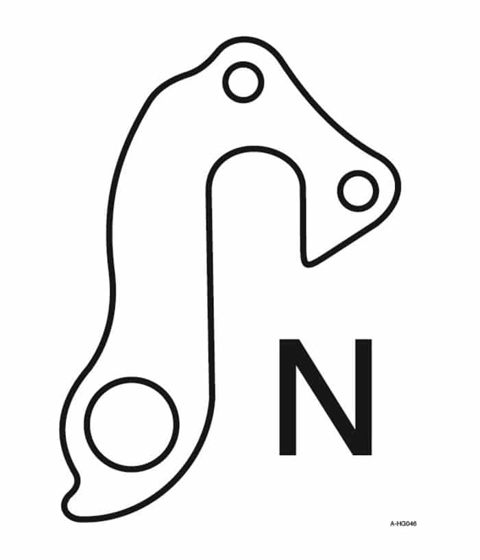 FR-N-1.jpg En svart konturteckning av Växelöra Nishiki, FR-N derailleur hanger med tre cirkulära hål, bredvid ett fetstilt, stort "N" på en vit bakgrund.