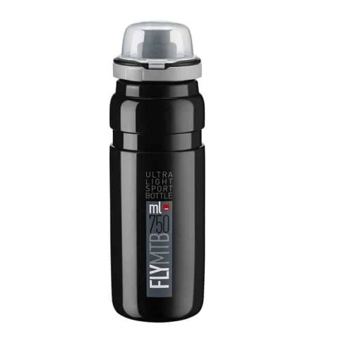 En svart Vattenflaska Elite FLY MTB sportvattenflaska, 750 ml, med lock i genomskinlig plast, "FLY 750"-etikett i vitt och rött på framsidan och strukturerat grepp nära locket.