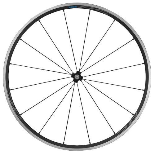 Detaljerat framhjul Shimano WH-RS300 105 CL för fälgbroms i starkt ljus, framhäver den silverfärgade fälgen, de svarta ekrarna och Shimano logotypen i blått.