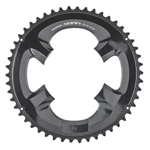 Närbild av ett Shimano Sora FC-R3000 framdrev, skuggorna framhäver formen. Den vita bakgrunden förstärker intrycket av ett noggrant utförande och den höga kvaliteten.