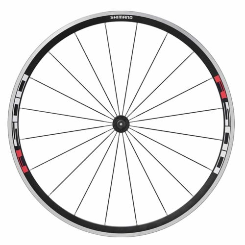 Shimano WH-R501 CL hjul framifrån, med fälgbroms, detaljerade ekrar och "SHIMANO" logotyp upptill. Ljuset framhäver hjulets konstruktion och de röda detaljerna på fälgen.