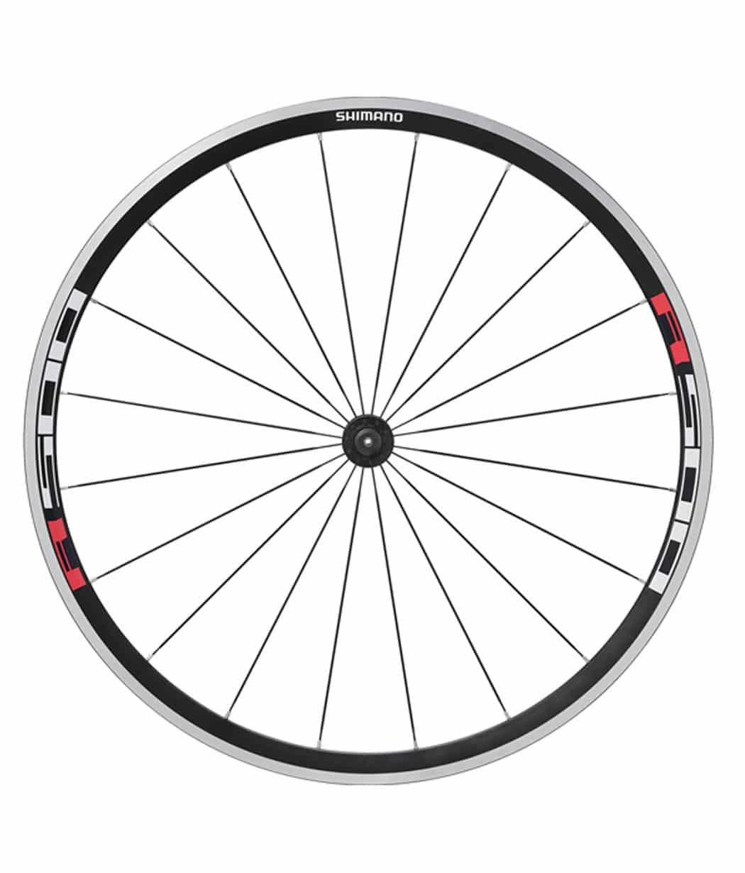 Framhjul-Shimano-R501.jpg Shimano WH-R501 CL hjul framifrån, med fälgbroms, detaljerade ekrar och "SHIMANO" logotyp upptill. Ljuset framhäver hjulets konstruktion och de röda detaljerna på fälgen.