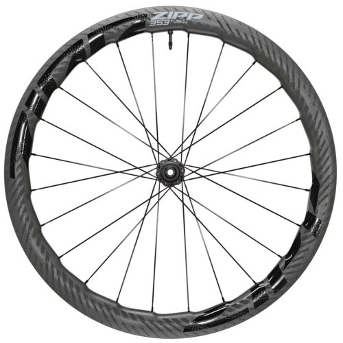 Ett framhjul Zipp 353 NSW Disc Tubeless, centrerat mot en vit bakgrund. Hjulets kolfiberstruktur och detaljerade design framhävs i det jämna ljuset.
