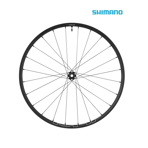 Shimano WH-MT600 29" framhjul med skivbromsfäste. Hjulet presenteras i en detaljrik bild med skarpt fokus, vilket framhäver dess komponenter och design. Belysningen är jämn och framhäver hjulets svarta finish.