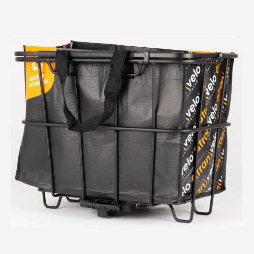 Cykelkorg Atran Velo Grocery med väska, 40 L - AVS är en rektangulär cykelkorg i svart metall med en svart och orange väska med handtag tillverkad av återvunnet material, mot en enfärgad bakgrund.