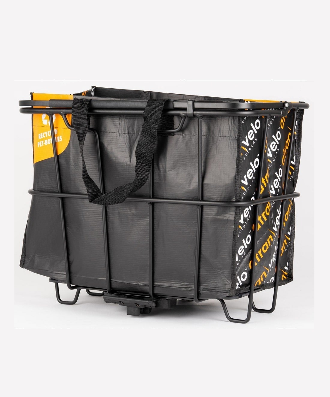 GROCERY-12.jpg Cykelkorg Atran Velo Grocery med väska, 40 L - AVS är en rektangulär cykelkorg i svart metall med en svart och orange väska med handtag tillverkad av återvunnet material, mot en enfärgad bakgrund.
