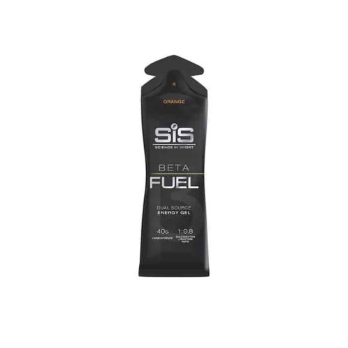 En svart påse märkt "SiS Beta Fuel Dual Source Enegy Gel 6 st apelsin" står upprätt mot en vit bakgrund.