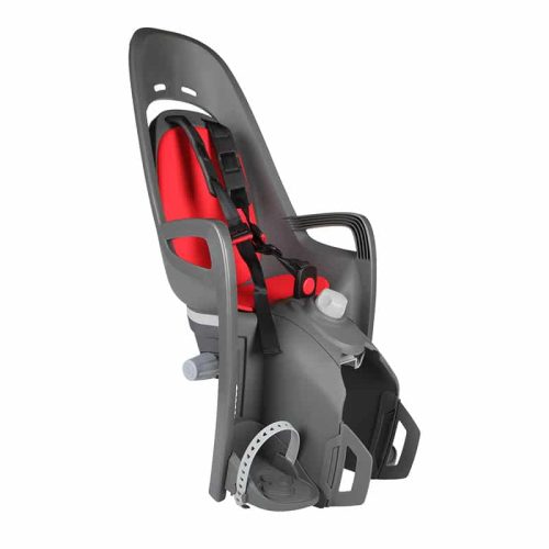 Hamax Zenith Relax Grå/Röd med adapterfäste är en grå och röd cykelbarnstol med högt ryggstöd, selar, fotstöd och justerbara fotremmar, avsedd för montering på en cykel för säker transport av ett barn.