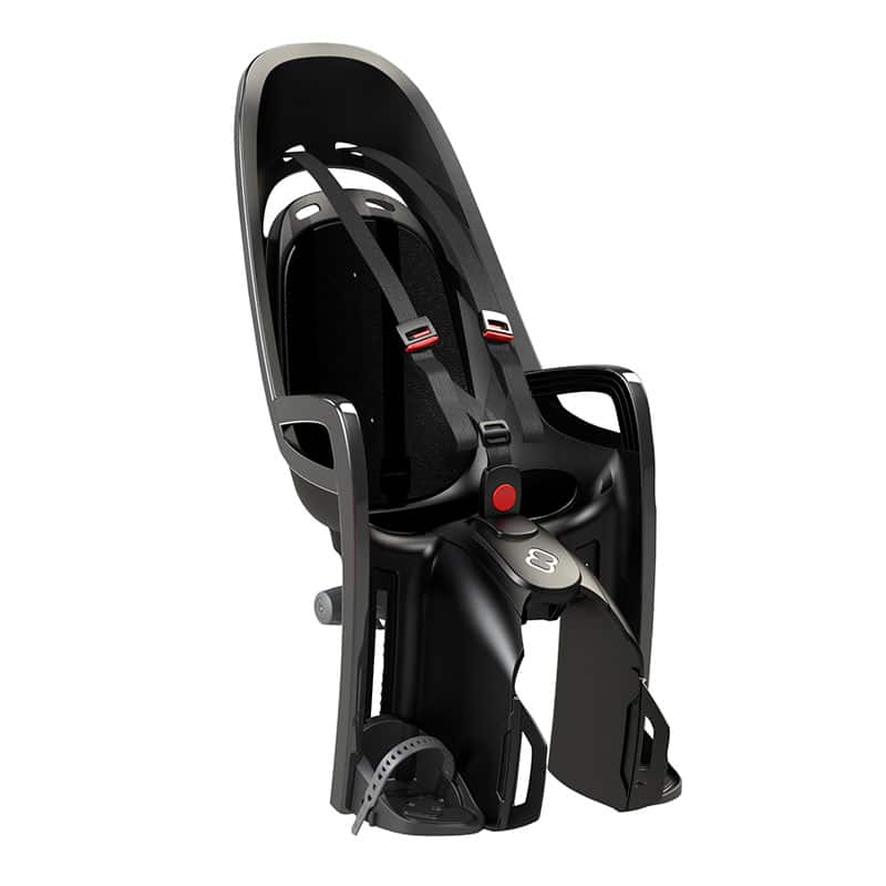 Hamax_Zenith-child-bike-seat-grey-black_carrier-adapter.jpg Hamax Zenith Svart/Röd med adapterfäste är en cykelbarnstol i svart plast med armstöd, högt ryggstöd, justerbara fotstöd, sele med rött spänne, avsedd för montering bak på cykeln.