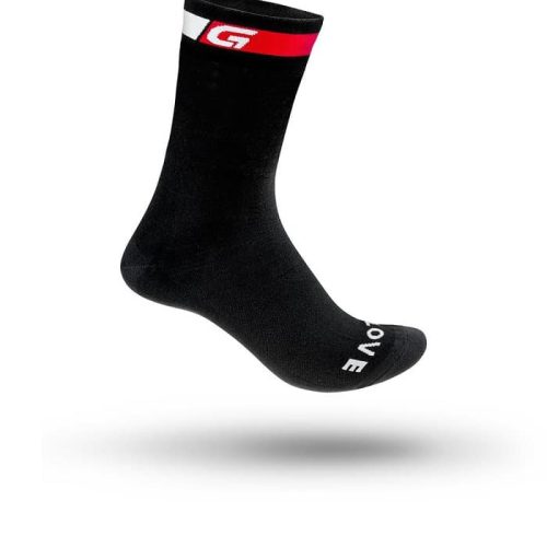 GripGrab Classic High Cut-strumpan är en svart strumpa med ett rött, vitt och svart band upptill med en "G"-logotyp; "LOVE" är tryckt på tån i vitt. Strumpan flyter mot en vit bakgrund.
