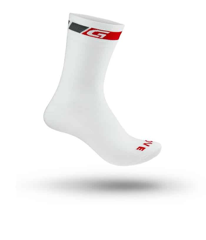 High-Cut-vit1.jpg GripGrab Classic High Cut är en vit sportstrumpa med en röd och svart rand nära toppen, en stiliserad "G"-logotyp och "LOVE" i rött på tån, som visas flytande över en vit bakgrund med en mjuk skugga nedanför.