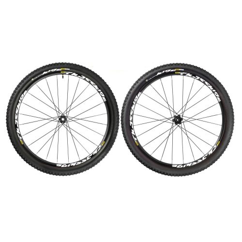 Två Mavic Crossride UST Quest WTS 29-tum hjul med däck, avsedda för skivbromsar, visas i en välbelyst studiofotografering mot en vit bakgrund.