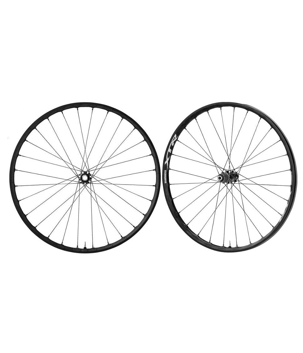 Hjulpar-Shimano-XTR-M9020-29.jpg Två Shimano XTR Trail WH-M9020 29" hjul visas i en studioinställning med bra ljus. Hjulen har svarta fälgar och ekrar, med Shimano XTR-logotypen tydligt synlig.
