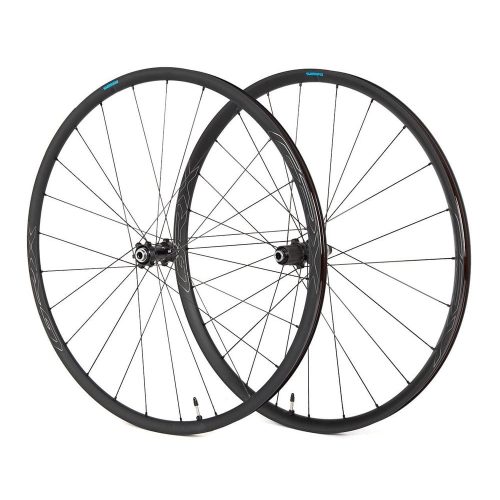 Två Shimano WH-RX570-TL Disc hjul, ett fram och ett bak, presenterade i en studio. Hjulens svarta fälgar och detaljer fångas i ett jämnt, diffust ljus som framhäver deras design.