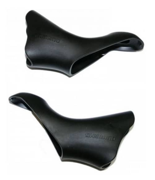 Hood-ST-6600.jpg Två svarta Shimano Ultegra ST-6600 reglagesskydd visas mot en vit bakgrund. Skydden har den distinkta Shimano-logotypen och är avsedda att skydda växelreglagen.