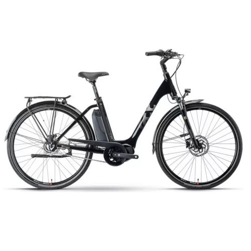 En svart elcykel med framfjädring, pakethållare bak, helskärmar och skivbromsar, sedd från sidan mot en vit bakgrund.