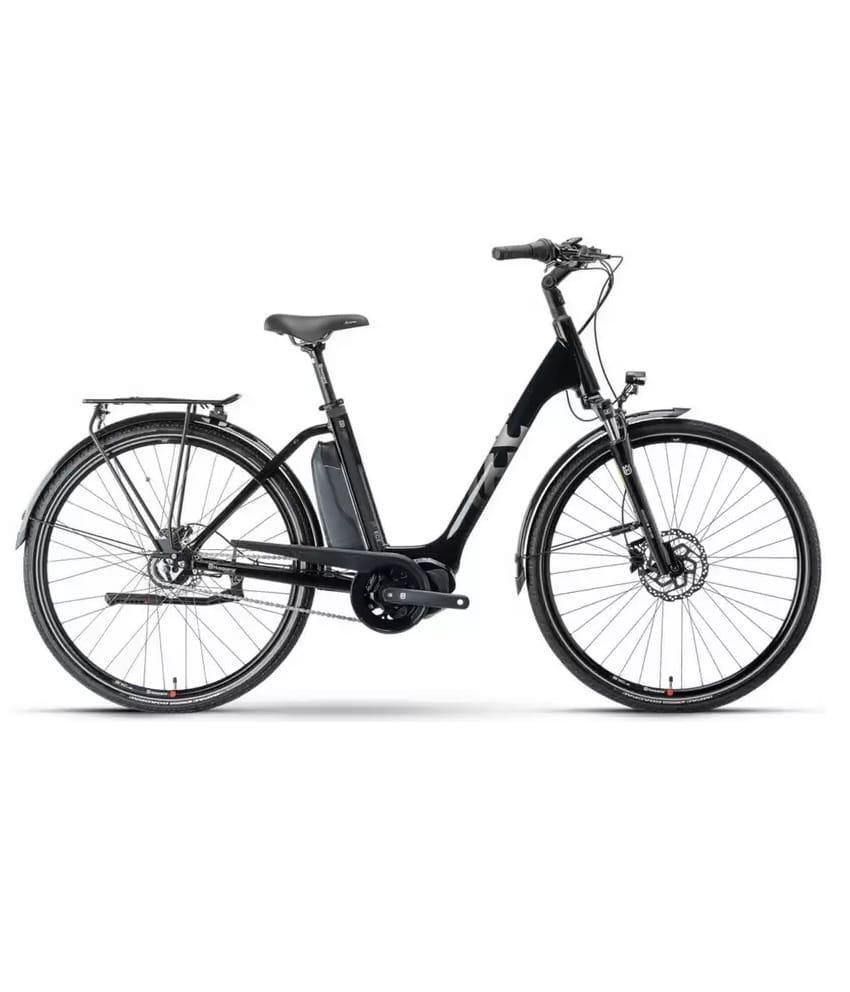 Husqvarna-Eco-city-EC2-Svart.jpg En svart elcykel med framfjädring, pakethållare bak, helskärmar och skivbromsar, sedd från sidan mot en vit bakgrund.
