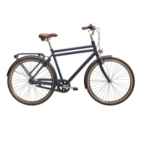 Marinblå stadscykel med brun sadel, bruna handtag på styret och bruna däck. Cykeln har en pakethållare bak, skärmar och ett kedjeskydd. Den är fotograferad mot en vit bakgrund.