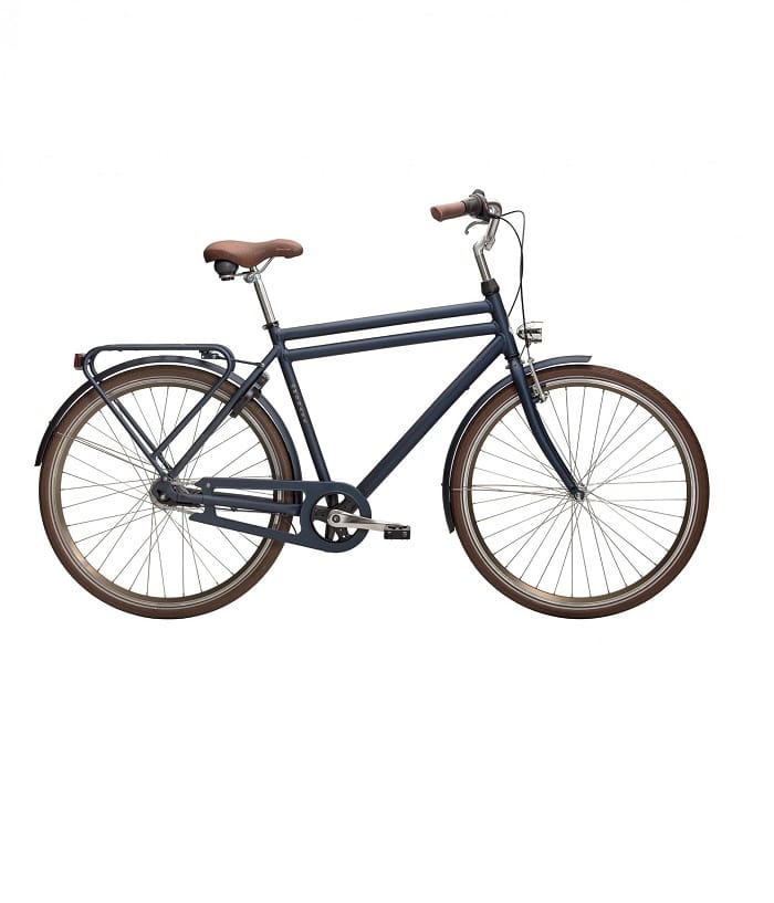 Karl-7-vxl.jpg Marinblå stadscykel med brun sadel, bruna handtag på styret och bruna däck. Cykeln har en pakethållare bak, skärmar och ett kedjeskydd. Den är fotograferad mot en vit bakgrund.