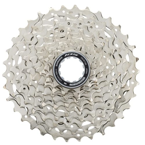 Närbild av en 12-delad Shimano 105 CS-R7101 kassett. Detaljerad bild som framhäver konstruktionen i en silverton med bra ljus. Texten på låsringen är tydlig och läsbar.