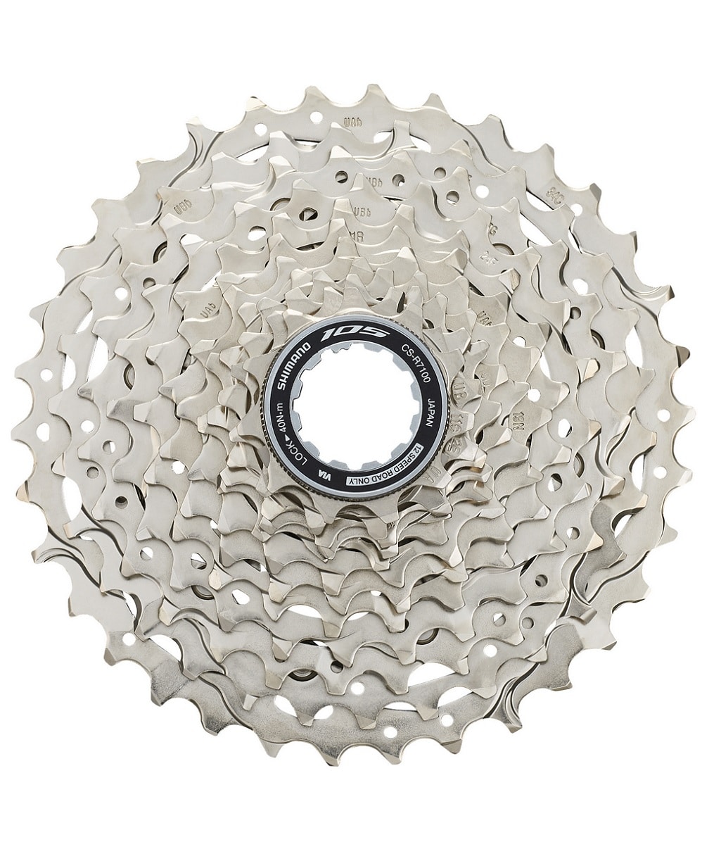 Kassett-105-CS-R7100.jpg Närbild av en 12-delad Shimano 105 CS-R7101 kassett. Detaljerad bild som framhäver konstruktionen i en silverton med bra ljus. Texten på låsringen är tydlig och läsbar.