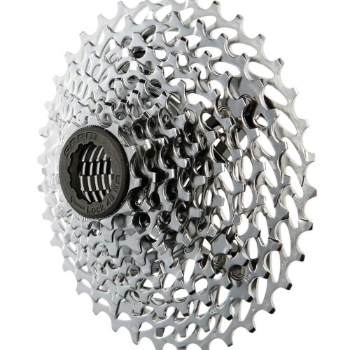 Närbild på en blank SRAM PG-1030 10-växlad kassett, mot vit bakgrund. Detaljrikedom och ljusa reflexer framhäver mekaniken och metallstrukturen.