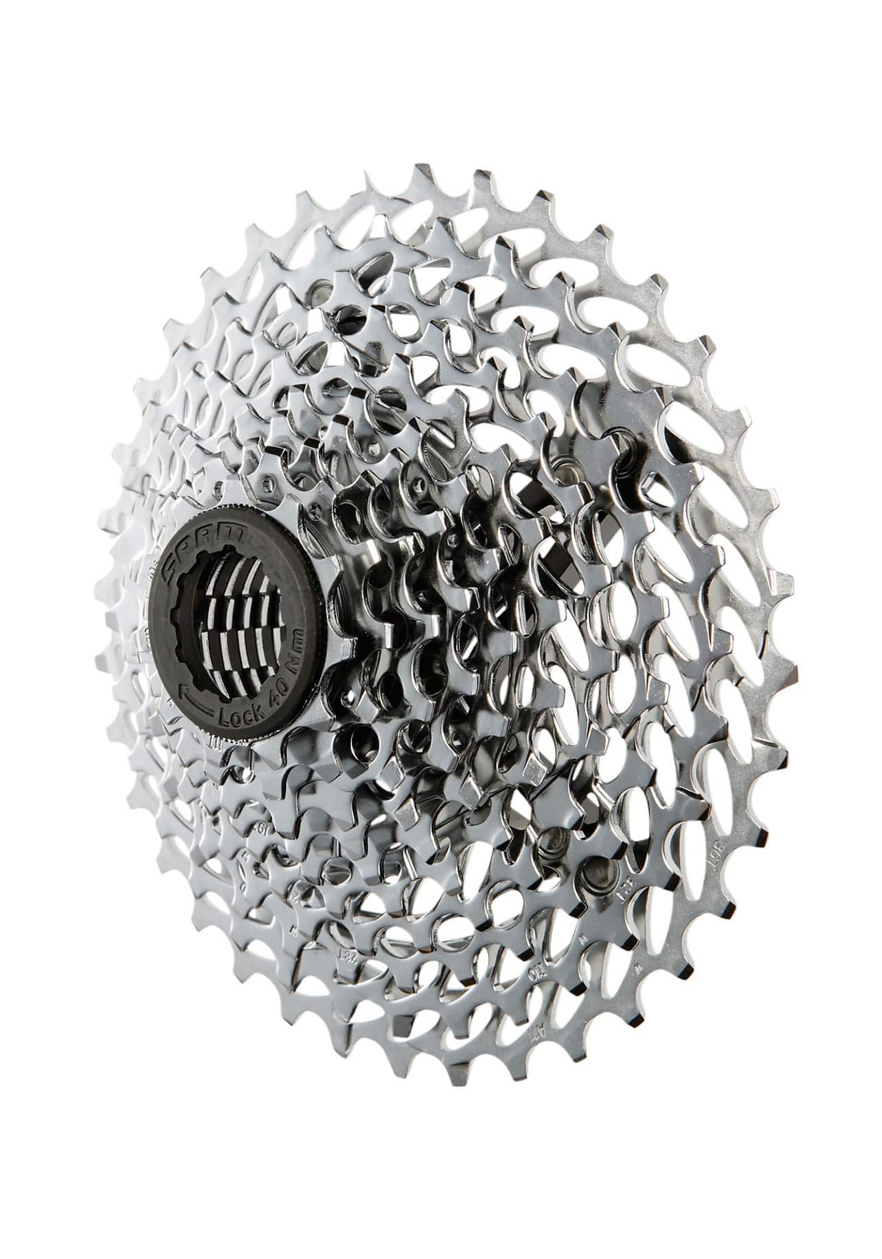 Kassett-PG1030.jpg Närbild på en blank SRAM PG-1030 10-växlad kassett, mot vit bakgrund. Detaljrikedom och ljusa reflexer framhäver mekaniken och metallstrukturen.