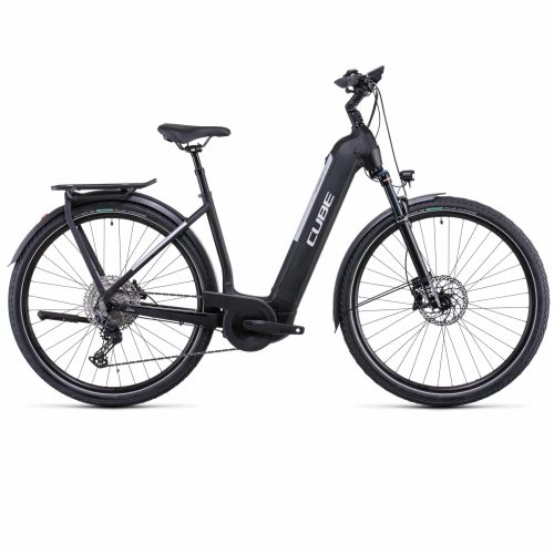 En svart El-cykel Cube Kathmandu hybrid EXC 750 med en genomgående ram, framgaffel med fjädring, pakethållare, skivbromsar fram och bak och varumärket "CUBE" på ramen.