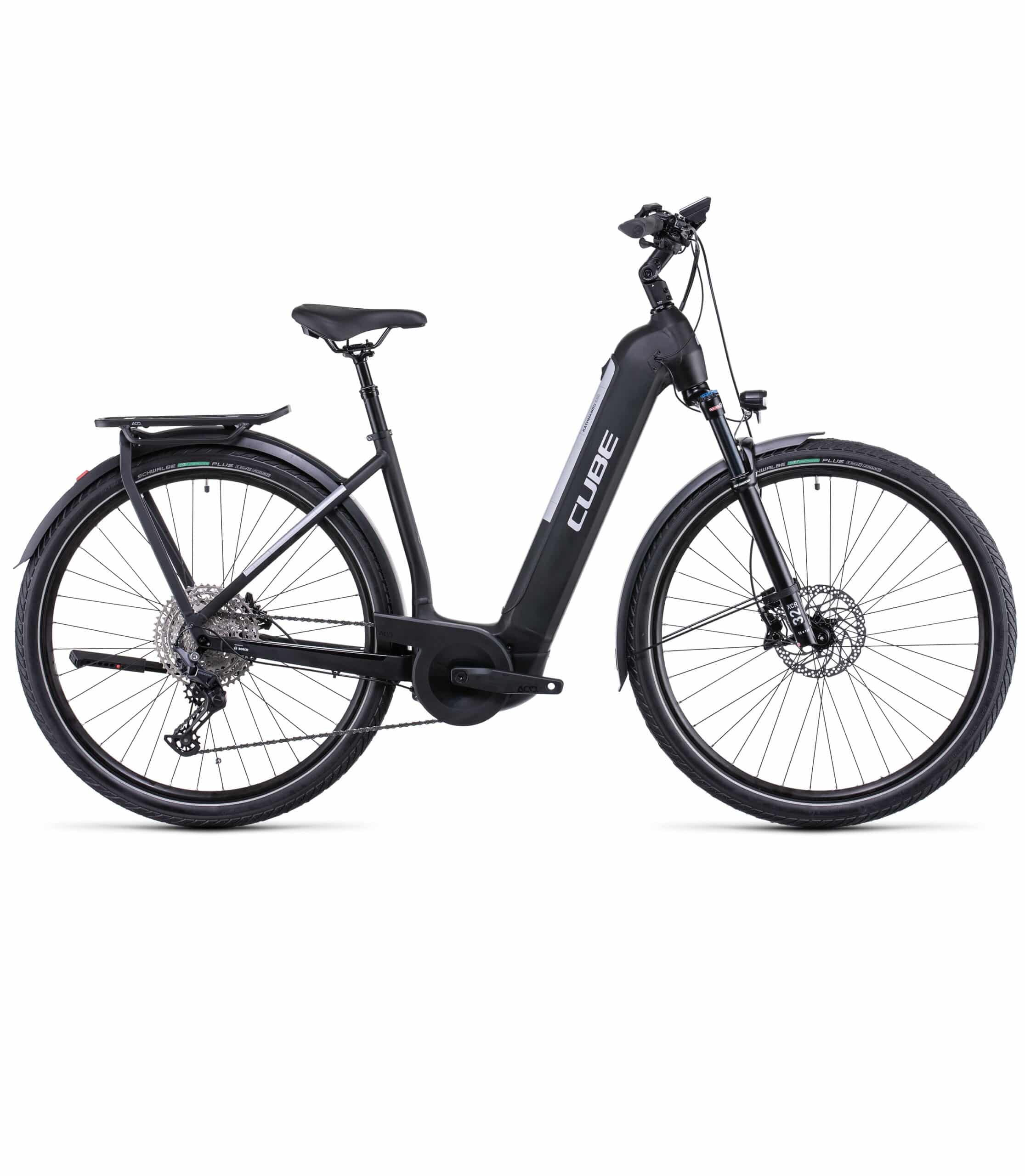 Kathmandu-hybrid-EXC-750-EE-scaled-1.jpg En svart El-cykel Cube Kathmandu hybrid EXC 750 med en genomgående ram, framgaffel med fjädring, pakethållare, skivbromsar fram och bak och varumärket "CUBE" på ramen.