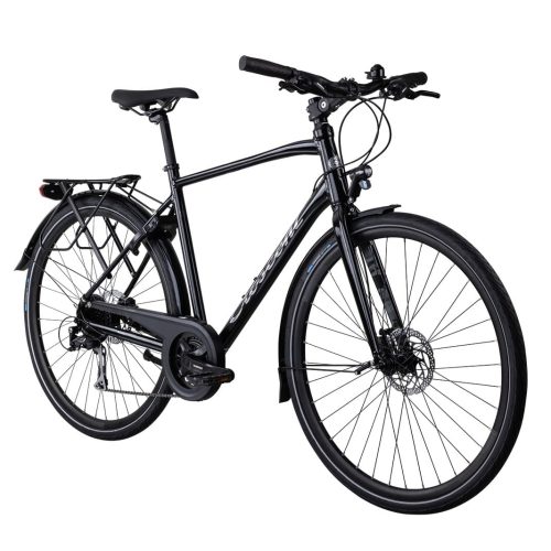 En svart hybridcykel med step-over-ram, fram- och bakskärmar, lasthållare bak, skivbromsar och reflexer, fotograferad mot en vit bakgrund.
