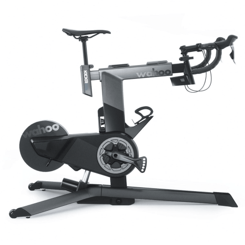 En detaljerad vy av Wahoo KICKR BIKE 2 smartcykel, med fokus på dess justerbara komponenter, eleganta design och avancerade träningsfunktioner i en studioliknande atmosfär.
