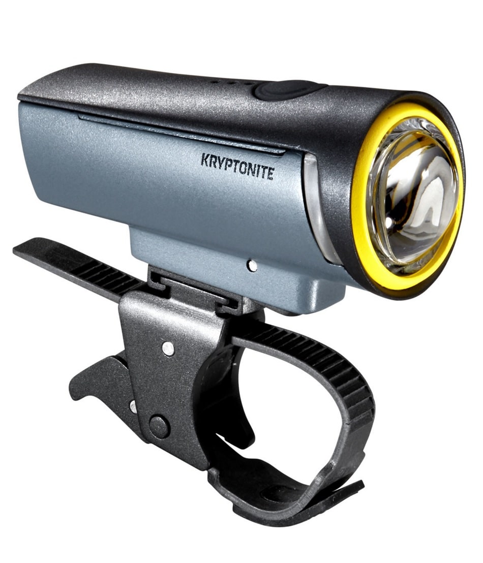 Krypto-Incite-X3.jpg Framlampa Kryptonite Incite X3 är en cykelstrålkastare med svart och grå kropp, gul accentring runt linsen och ett justerbart monteringsfäste för styret.