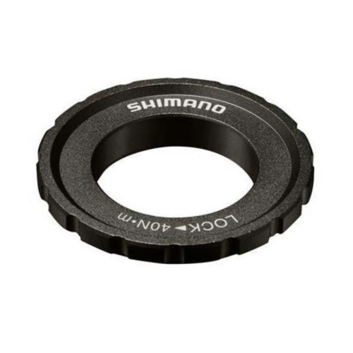 Detaljerad bild av en svart Shimano låsring Centerlock HB-M618 med yttre tandning. Vit text 'SHIMANO' och 'LOCK 40N.m' syns tydligt på ringen i ett välbelyst, fokusläge.