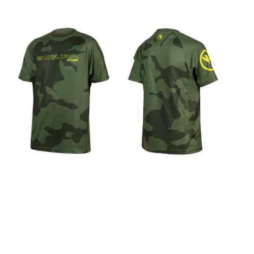 Endura MT500 Junior Jersey visas bakifrån och från sidan i grönt kamouflage, med en gul logotyp på ärmen och gul "ENDURA Hummvee"-text på övre delen av ryggen.