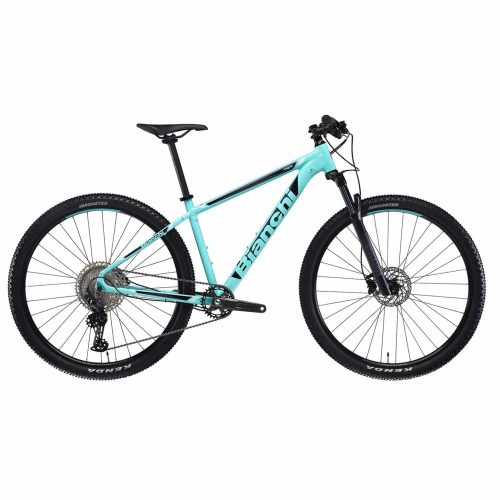 En turkos Bianchi mountainbike med stora svarta hjul, platt styre, framgaffel med fjädring och svart sadel, sedd från sidan mot en vit bakgrund.