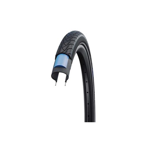 Ett Schwalbe Marathon Plus 28-tums däck visas i genomskärning, som exponerar det blå innerslangen. Däcket är monterat på en svart fälg och omges av ett ljust och jämnt ljus.