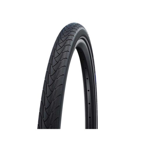 Schwalbe Marathon Plus 28-tums cykeldäck i svart, presenterat i studioljus. Detaljerad bild av däckmönstret och fälgen, tydligt visande konstruktion och robusthet.