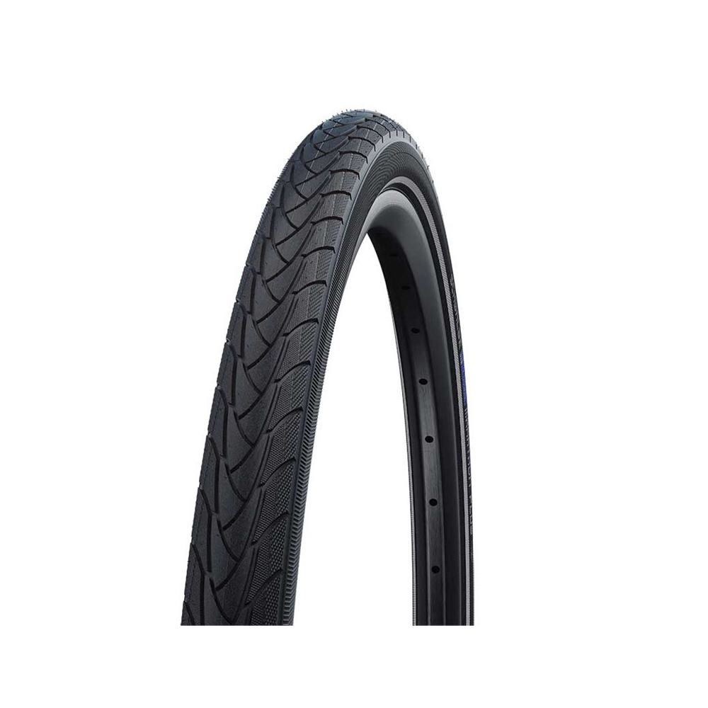 Marathon Plus Schwalbe Marathon Plus 28-tums cykeldäck i svart, presenterat i studioljus. Detaljerad bild av däckmönstret och fälgen, tydligt visande konstruktion och robusthet.