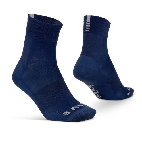 GripGrab Merino Lightweight SL Summer Sock i mörkblått visas mot en vit bakgrund, med en upprättstående strumpa och en lutad för att visa häl, sula, vit text och randdetaljer.