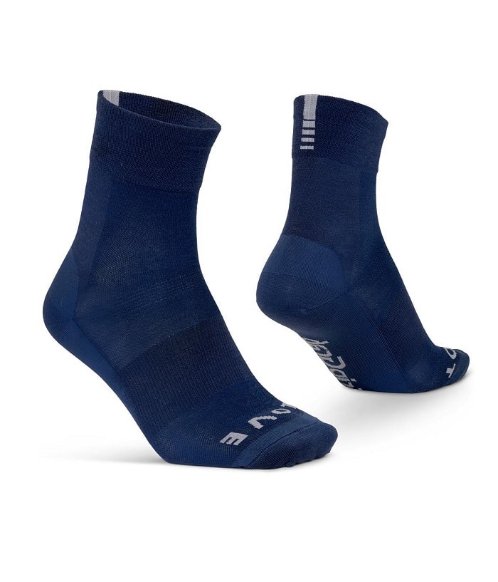Merino-SL-bla.jpg GripGrab Merino Lightweight SL Summer Sock i mörkblått visas mot en vit bakgrund, med en upprättstående strumpa och en lutad för att visa häl, sula, vit text och randdetaljer.
