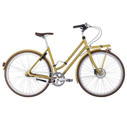 Damcykel Monark Karla 7s, 28" är en gul genomgående stadscykel med brun sadel och handtag, silverfärgade pedaler, pakethållare, tunna däck, skärm fram och bak samt skivbroms fram.