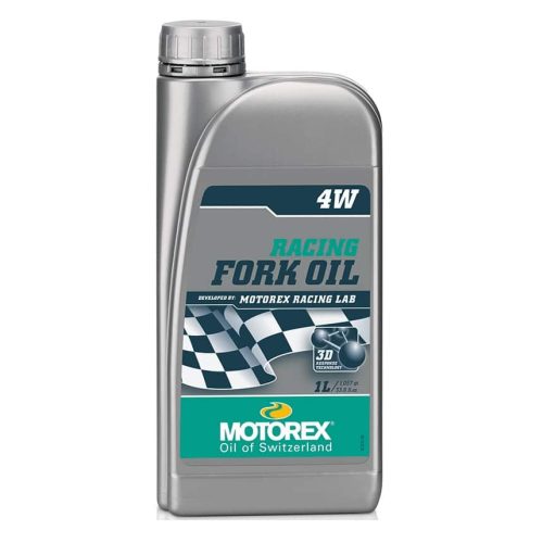 En liter grå flaska Motorex gaffelolja 4W, etiketten har rutig flagga och texten "Racing Fork Oil". Intensiv belysning framhäver produktens detaljer och kvalitetskänsla.