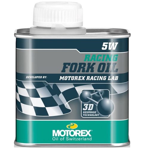 Närbild av en Motorex gaffeloljaflaska, fylld med racingolja 5W. Förpackningen är i metall med grå och turkosa detaljer, fångad i mjukt studioljus som framhäver etikettens text och grafik.