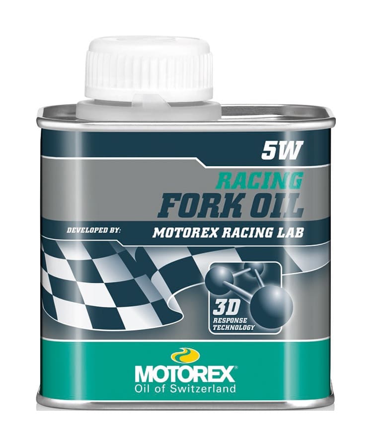 Motorex-gaffelolja-5W-250ml.jpg Närbild av en Motorex gaffeloljaflaska, fylld med racingolja 5W. Förpackningen är i metall med grå och turkosa detaljer, fångad i mjukt studioljus som framhäver etikettens text och grafik.
