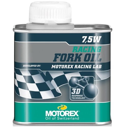 Produktbild av en Motorex Racing Fork Oil-flaska. Förpackningen är huvudsakligen silver och teal, med en vit kork. Bilden visar en schackrutig flagga och molekylmodell. Starkt ljus framhäver detaljerna.