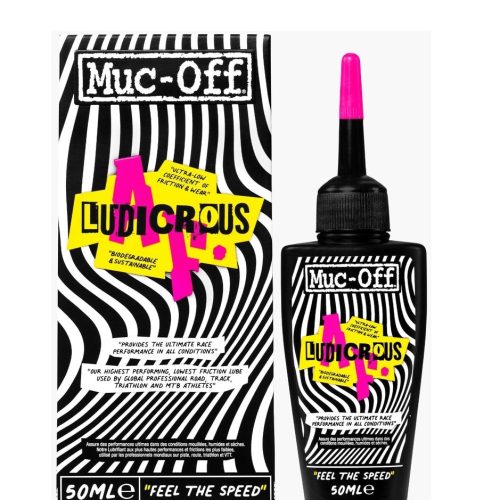 Ett produktfoto visar Muc-Off Ludicrous AF kedjeolja. Den svarta förpackningen med iögonfallande design i svart, vitt och rosa står mot en vit bakgrund. Starkt ljus framhäver produktens detaljer.